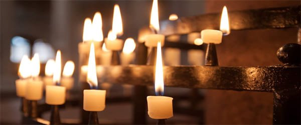 des cierges allumés
